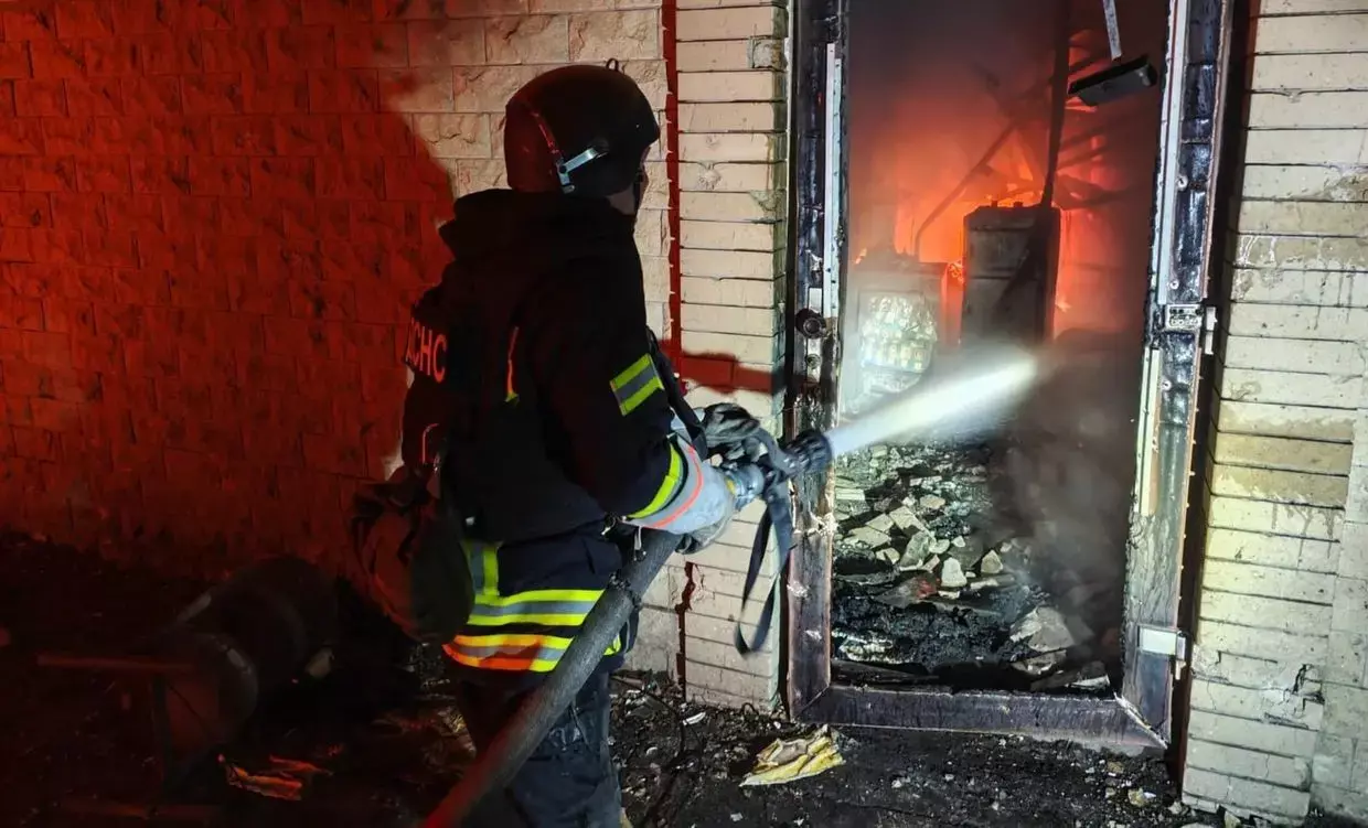 З охопленої вогнем квартири врятували чоловіка надзвичайники на Донеччині 