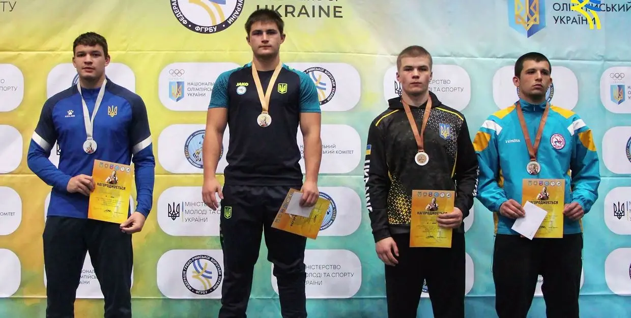 "Срібло" всеукраїнських змагань у Черкасах здобув борець з Донеччини Анатолій Новаченко