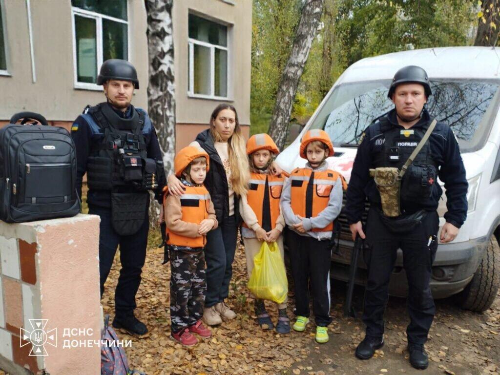 28 людям допомогла виїхати на Донеччині від початку тижня евакуаційна група «Фенікс»