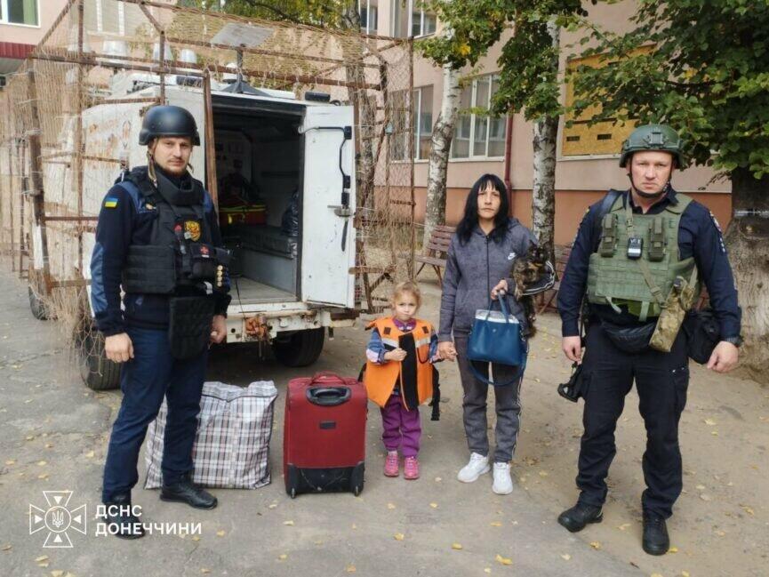 Дев’ятьох людей, серед них дитина евакуювали рятувальники з Донеччини 