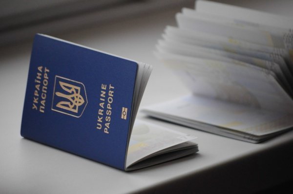 Видачу закордонних паспортів призупиняють на Донеччині
