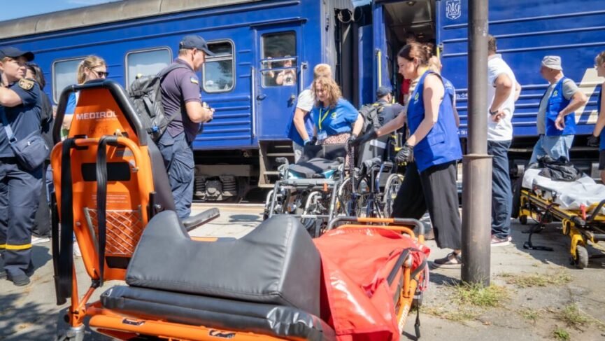 17 жителів вивезли з прифронтових громад Донеччини