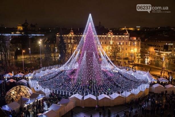 Опубликованы фотографии самой красивой рождественской елки в Европе, фото-1