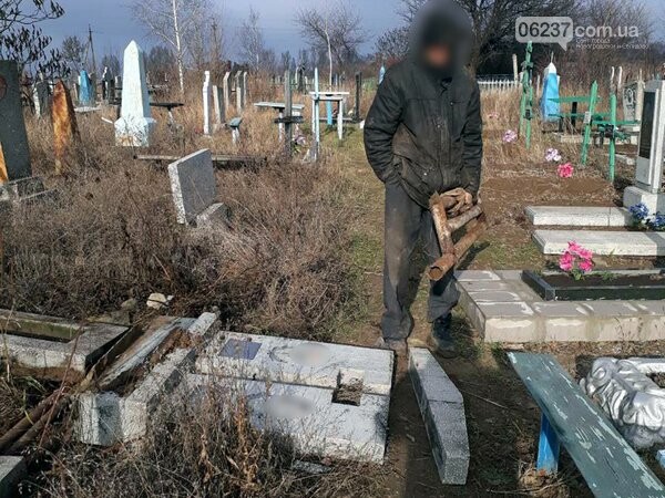 Житель Селидово разрушал кладбищенские могилы ради металлолома, фото-3