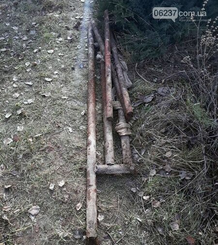Житель Селидово разрушал кладбищенские могилы ради металлолома, фото-2