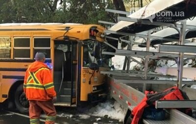 В Канаде грузовик столкнулся со школьным автобусом, фото-1