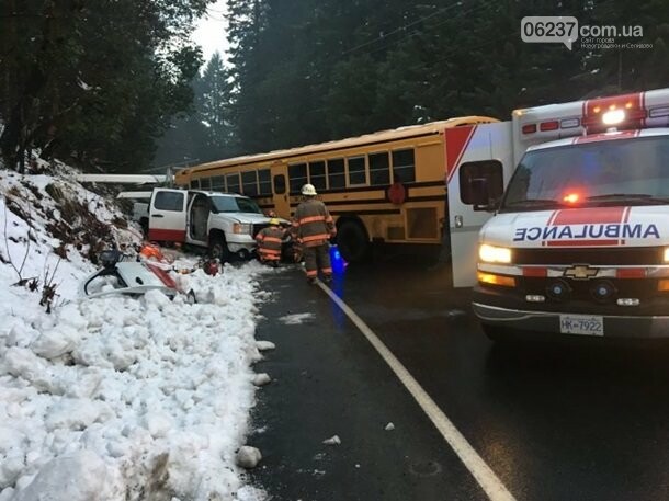 В Канаде грузовик столкнулся со школьным автобусом, фото-2