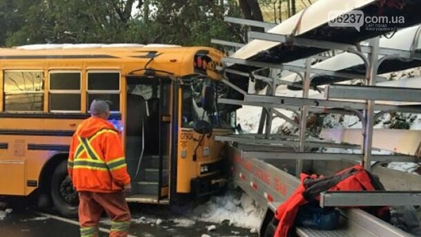 В Канаде грузовик столкнулся со школьным автобусом, фото-3