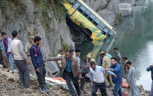 В Индии автобус упал в реку: погибли 32 человека, фото-1