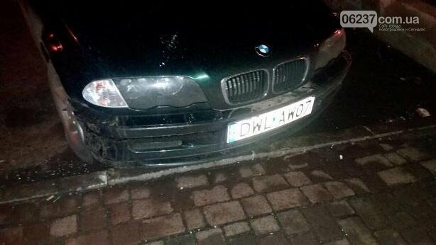 Во Львовской области BMW выехал под главную елку, за что ему спустили колеса: появились фото, фото-3
