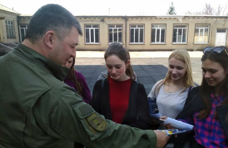 Новогродівські «майбутні поліцейські» та селидівські правоохоронці проінформували містян про найпоширеніші види шахрайств, фото-2