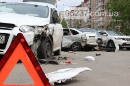 В Харькове автобус въехал в четыре припаркованных машины, пострадавших нет, фото-1