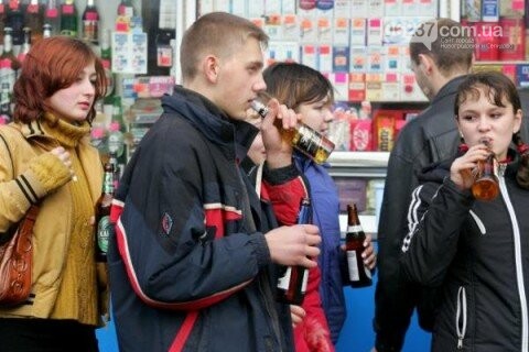 Почти половина подростков Украины пьянствует у кого-то дома - опрос, фото-1