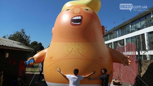 Гигантский надувной шар "малыш Трамп" поднялся в воздух в Лондоне, фото-1