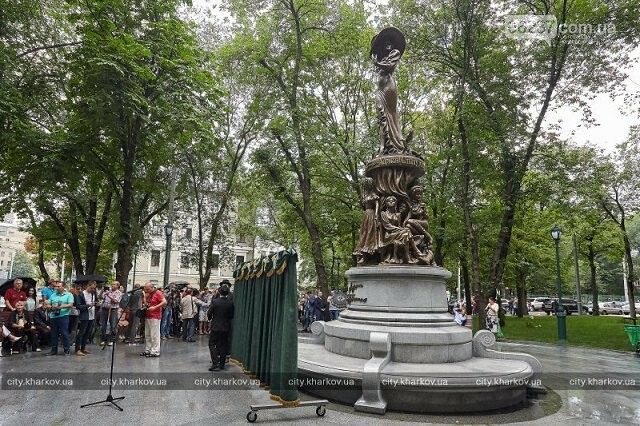 В Харькове открыли памятник Людмиле Гурченко, фото-1