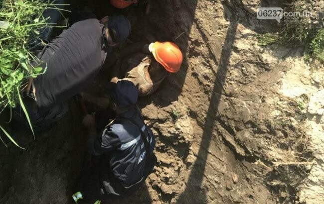 В Борисполе во время ремонтных работ двух работников "Киевоблэнерго" засыпало землей, фото-1