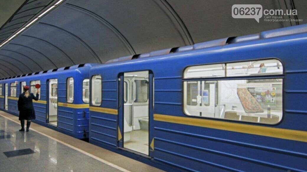 В киевском метро распылили неизвестное вещество: десятки пострадавших, фото-1