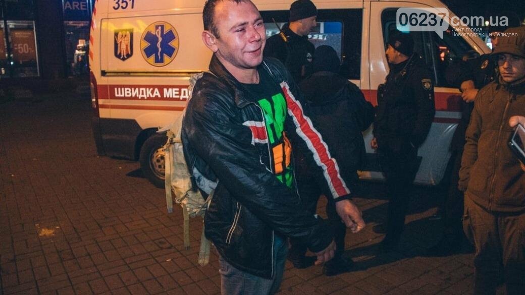 В Киеве пьяный мужчина покусал своих товарищей, фото-1