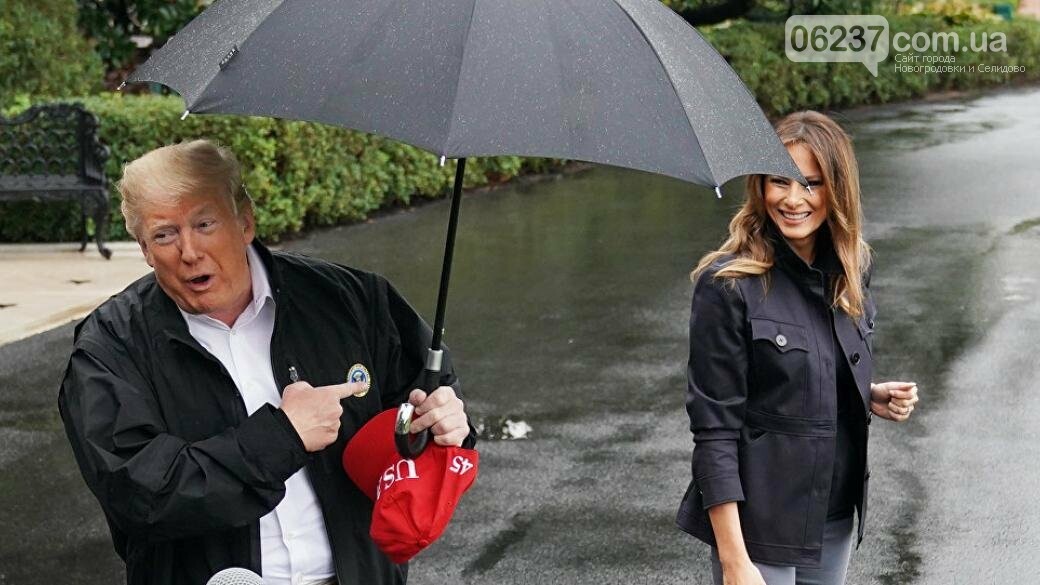 «Склероз»: Трамп не справился с обычным зонтом, фото-1