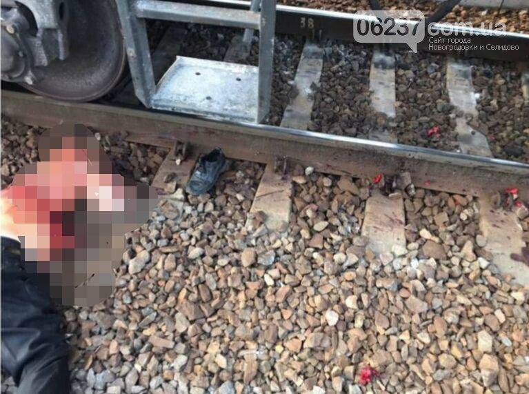 Кровавая трагедия в Славянске: поезд переехал мужчину пополам, фото-1