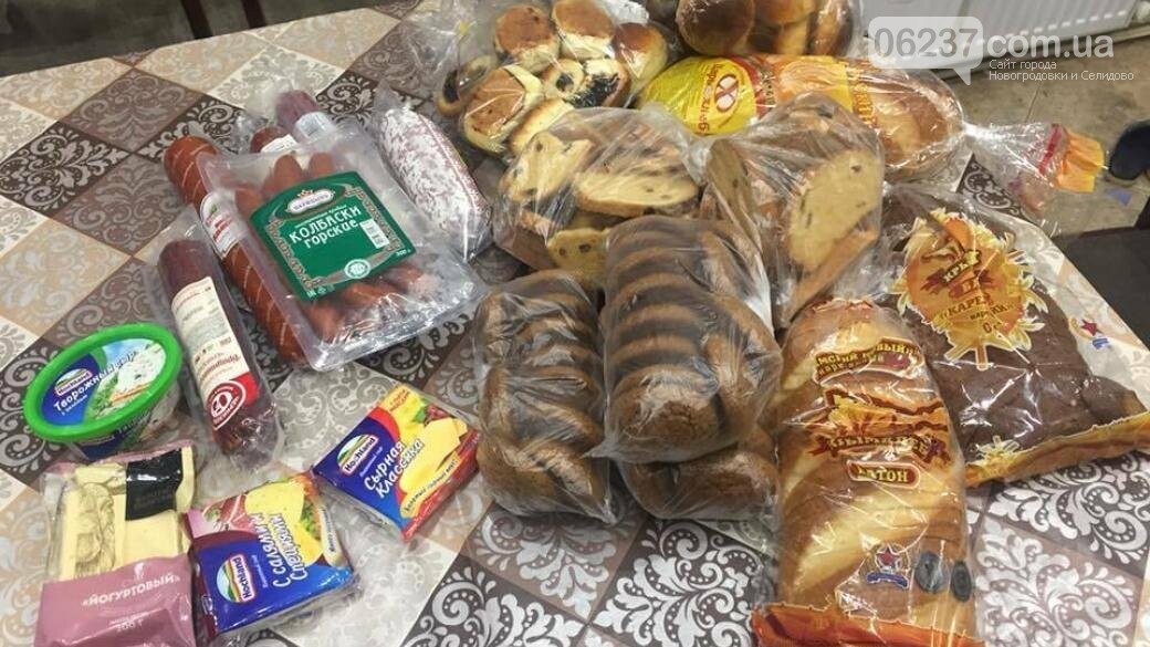 Жители Крыма поддерживают украинских моряков продуктами и вещами: опубликованы фото, фото-1