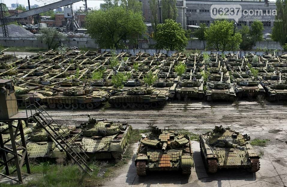 Свозят технику. Россия перебросила к границе с Украиной 250 танков, фото-1