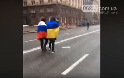 "Обнимемся, братья!". По Крещатику прошли двое отчаянных, завернутых во флаги Украины и России, фото-1