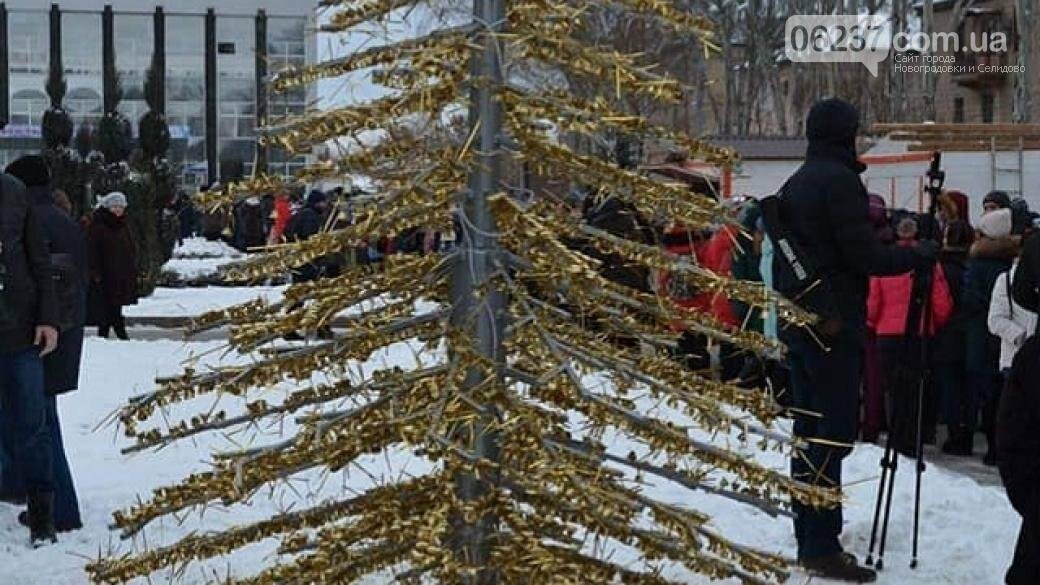 В прифронтовом городе Донбасса дети создали уникальную елку, фото-1