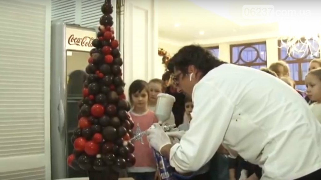 Кондитер из Ужгорода создал из 15 килограммов шоколада новогоднюю елку, фото-1