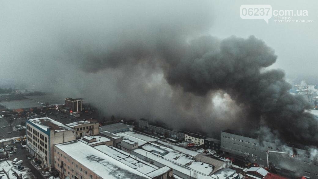 В Киеве масштабный пожар на складах -- спасатели локализовали возгорание, фото-1
