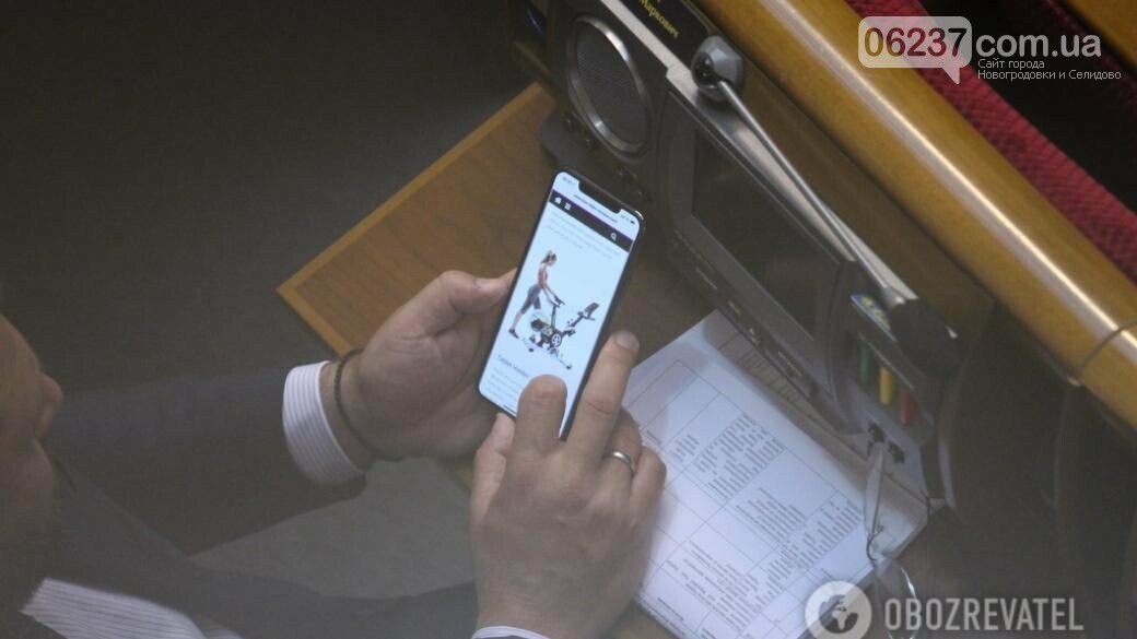 «Весна скоро»: в сети показали, что Добкин изучает в телефоне во время заседания в ВР, фото-1