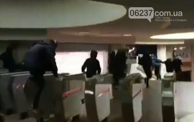 В Харьковском метро подростки устроили массовое перепрыгивание турникетов, фото-1