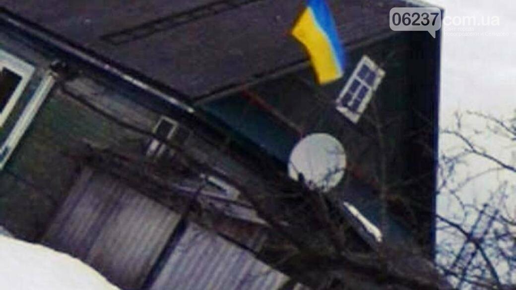 В России местный житель вывесил на своем доме флаг Украины, фото-1