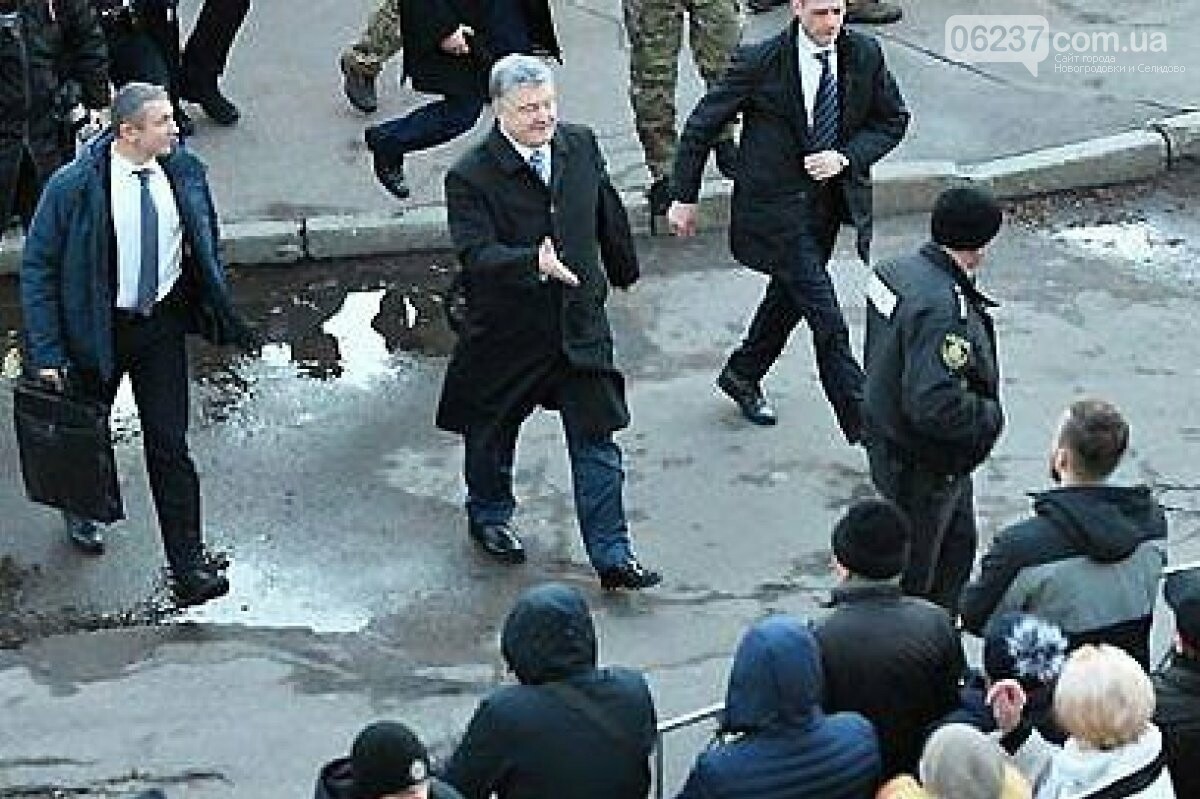 Настоящий автор фото опроверг побег Порошенко с митинга в Житомире, фото-1