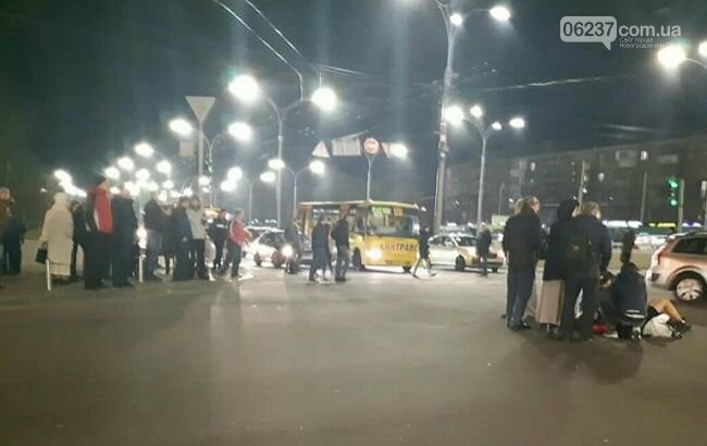 Водителя чуть не линчевали: в Киеве маршрутка сбила людей, фото-1