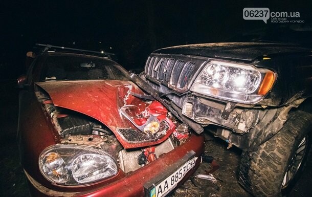 В Киеве пьяный водитель вылетел на обочину и смял два авто, фото-1
