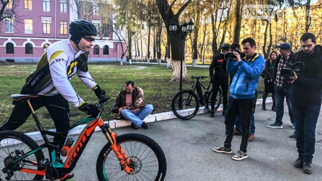 Мэр Киева приехал голосовать на президентские выборы на велосипеде, фото-1