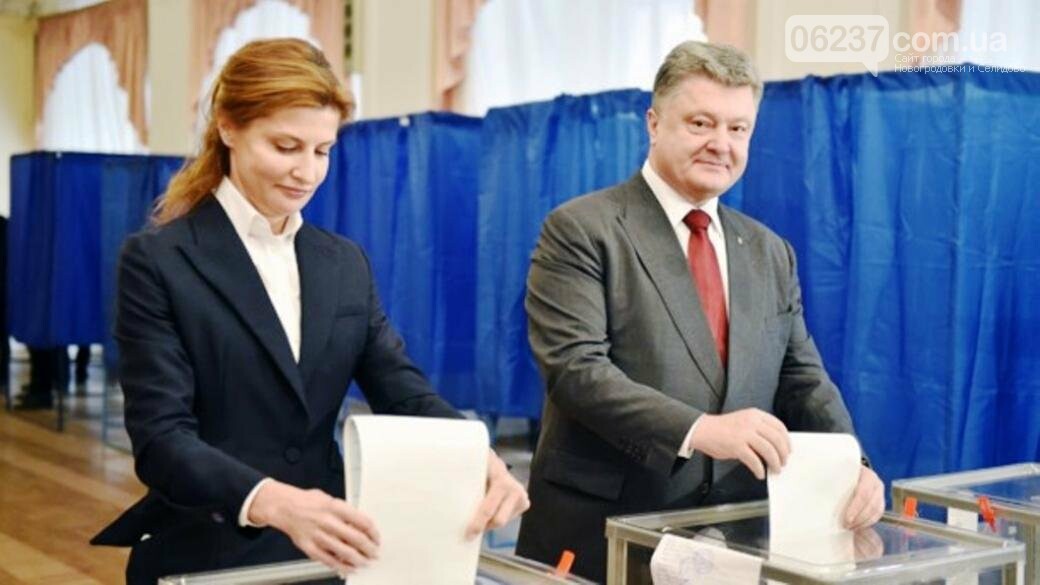 «За счастливое будущее Украины»: Порошенко с женой проголосовал на выборах, фото-1
