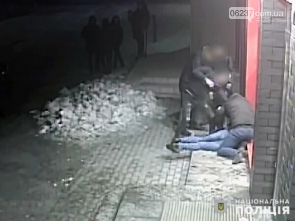 Подростки жестоко избили шахтера возле магазина в Покровске, фото-1