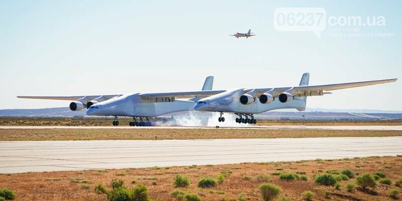 Самый большой в мире самолет совершил первый полет: опубликовано видео, фото-1