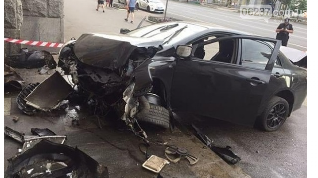 ДТП в Харькове: «Toyota» врезалась в здание горсовета, фото-1