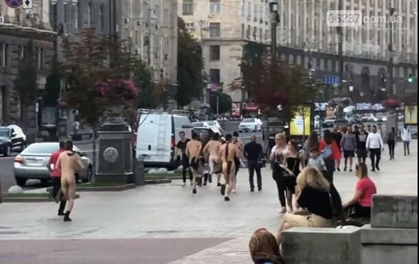 В Киеве по Крещатику пробежала группа голых парней, фото-1