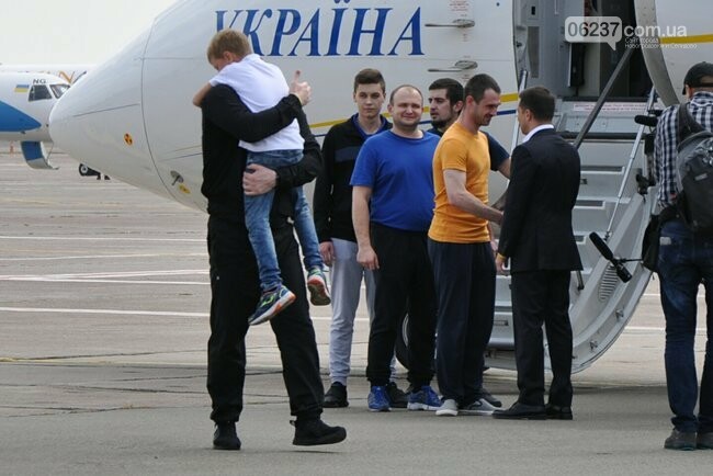 Освобожденные украинцы прилетели в Киев. ВИДЕО+ФОТОрепортаж, фото-1