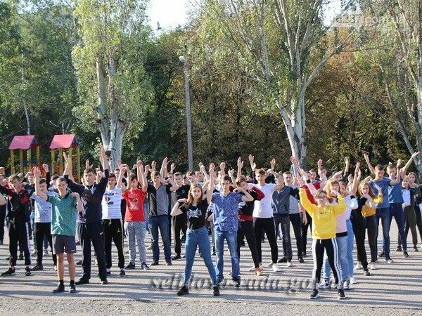 В Селидово более 400 студентов приняли участие в утренней зарядке на центральной площади города, фото-1