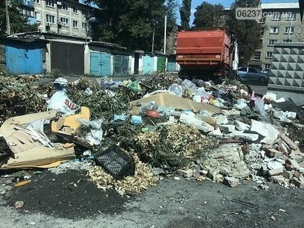 Жители Новогродовки превращают город в огромную мусорную свалку, фото-1
