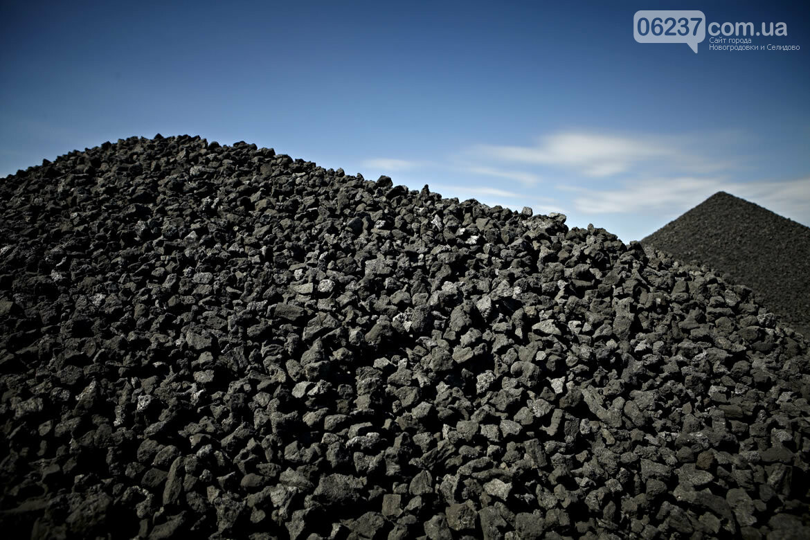 Промышленность ОРДЛО разваливается: в Макеевке скопились горы никому ненужного угля, фото-1