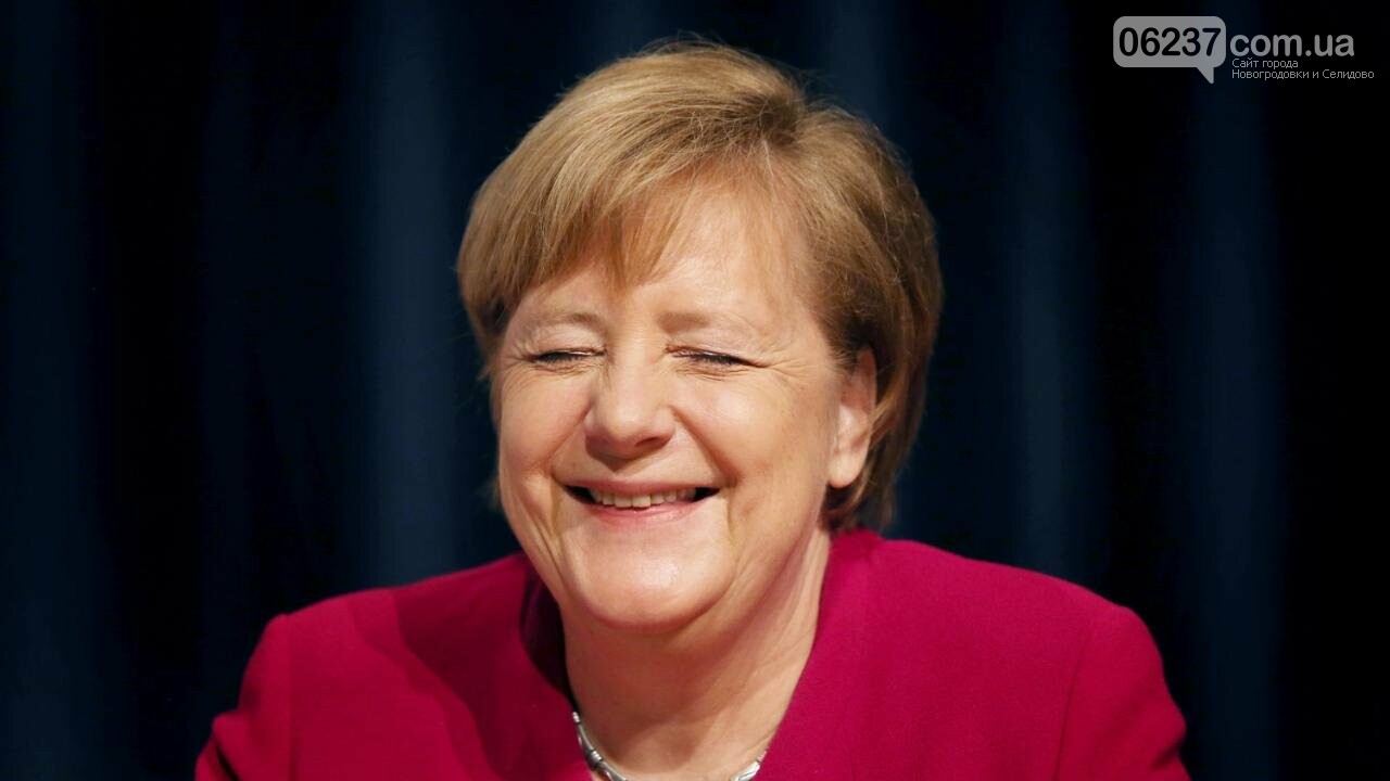Меркель упала на сцене в Берлине, фото-1