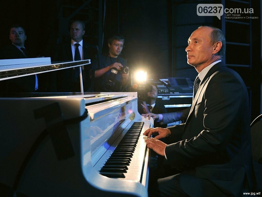 «И швец, и жнец, и на дуде игрец»: появилось видео играющего на рояле Путина, фото-1