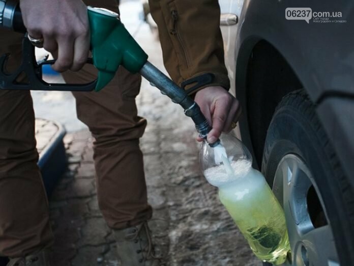 Украинским АЗС разрешили заливать бензин в пластиковые канистры, фото-1