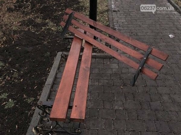 В Новогродовке вандалы сводят на нет все усилия по благоустройству города, фото-1